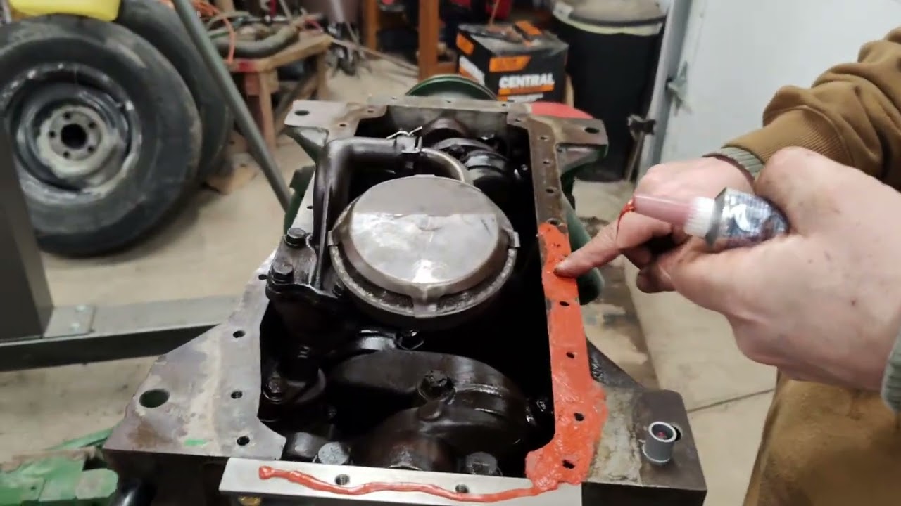 Oliver Super 55 закрывает двигатель.