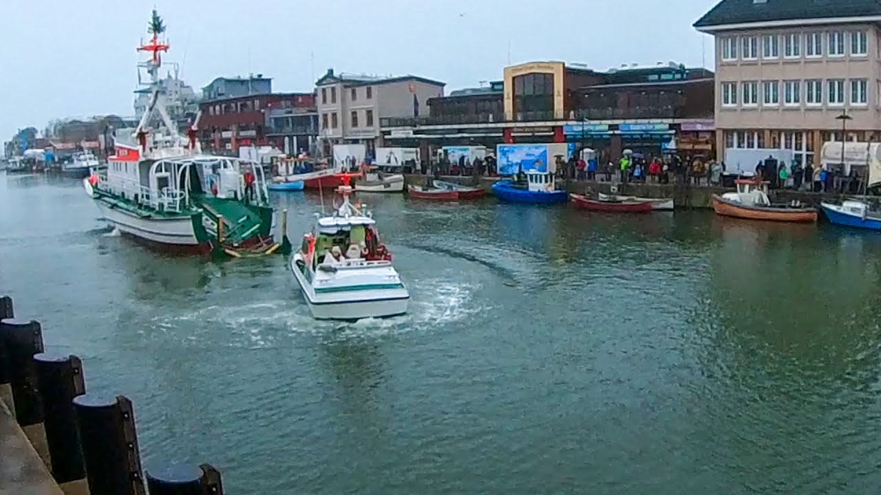 Weihnachtsmann kommt mit den Seenotrettern nach Warnemünde