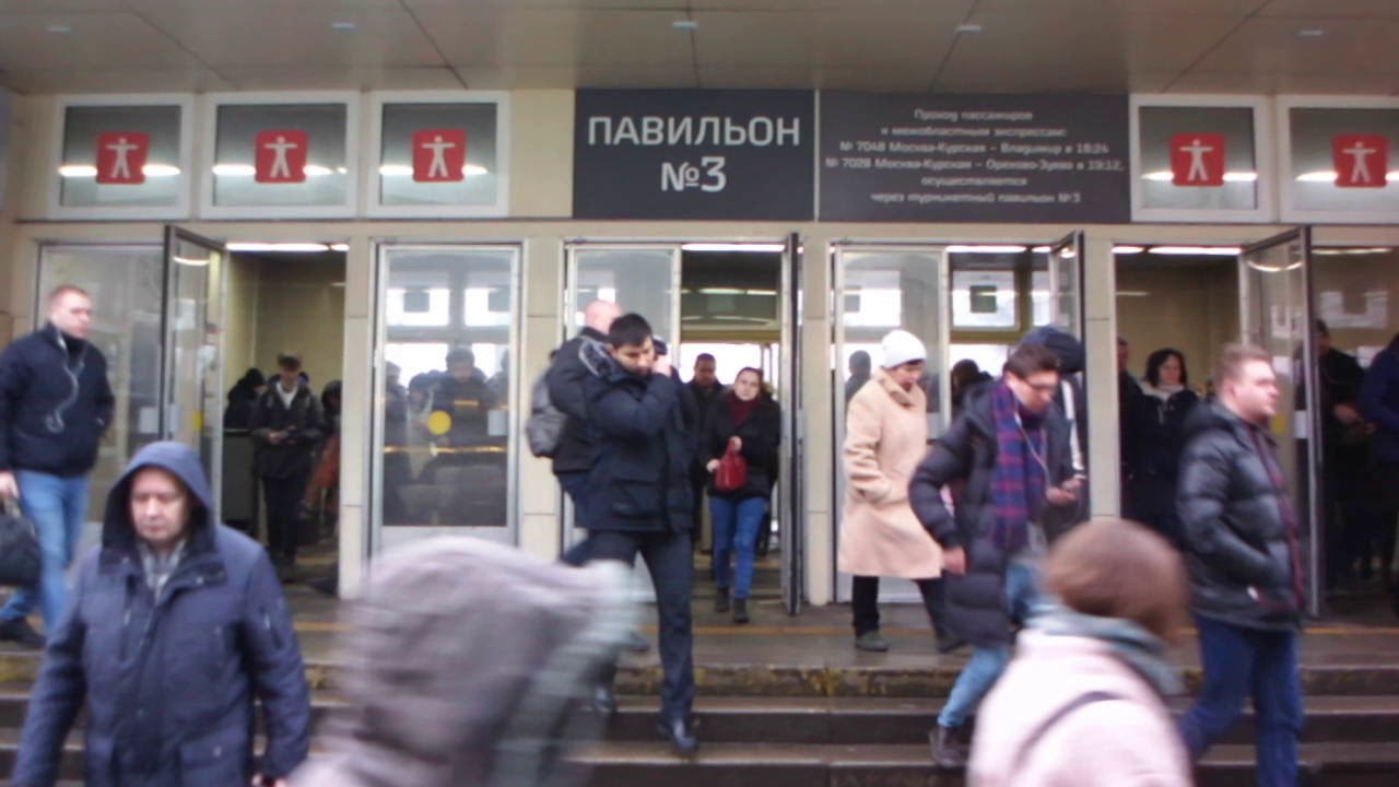 Выход с Курского вокзала и вход в метро в утренний час-пик