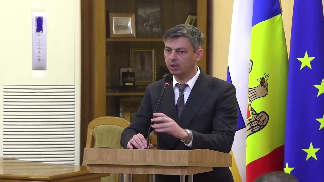 Referitor la decizia de a-l suspenda pe Roman Vitiuc, este clar că Primăria este atacată constant