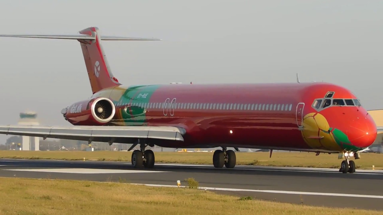 ^VOLUME UP^ DAT McDonnel Douglas MD-83 Thundering Departure From London Southend Airport! 31/10/2016