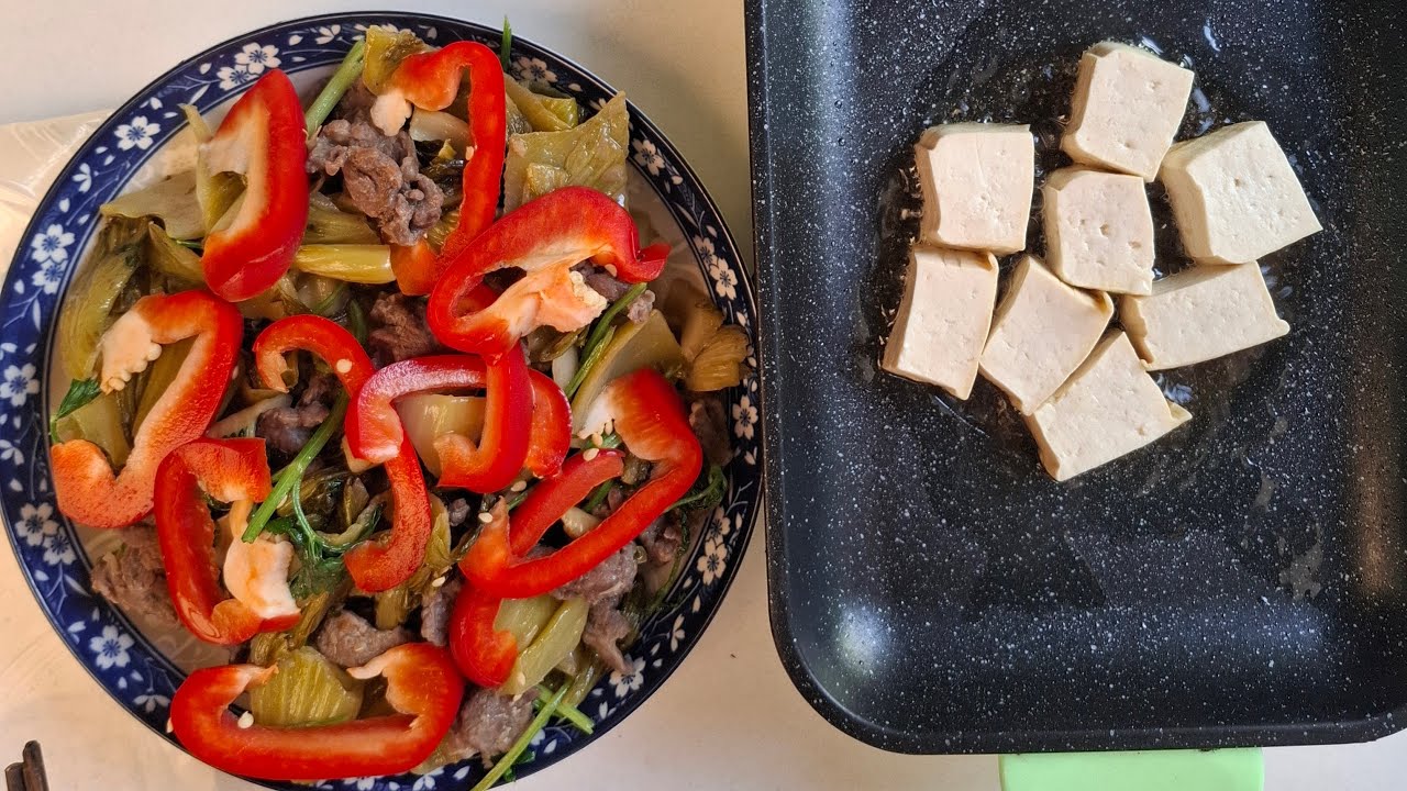 cơm dưa bò (beef rice with pickled vegetables)