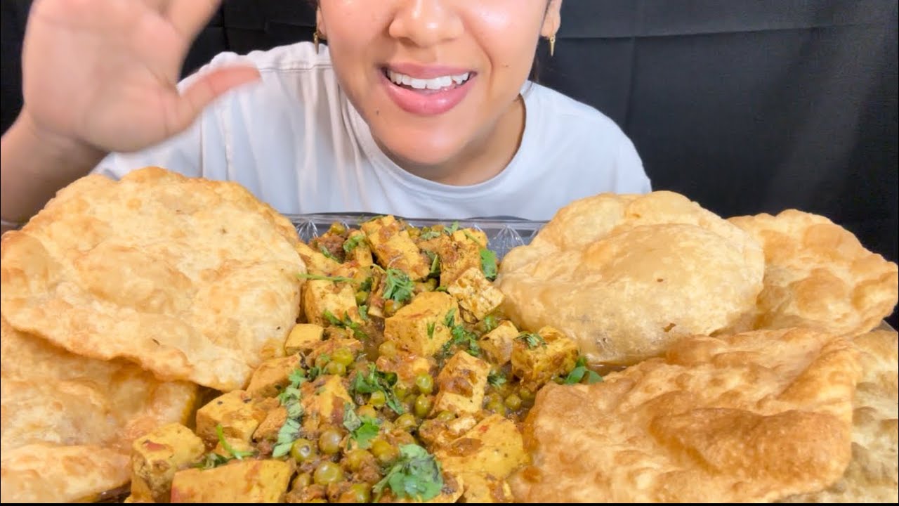 Real mukbang 😋 Cooking 🧑🏻‍🍳and eating 🍽️ Matar paneer with lots of puri 😋 #eatingshow #mukbang #asmr