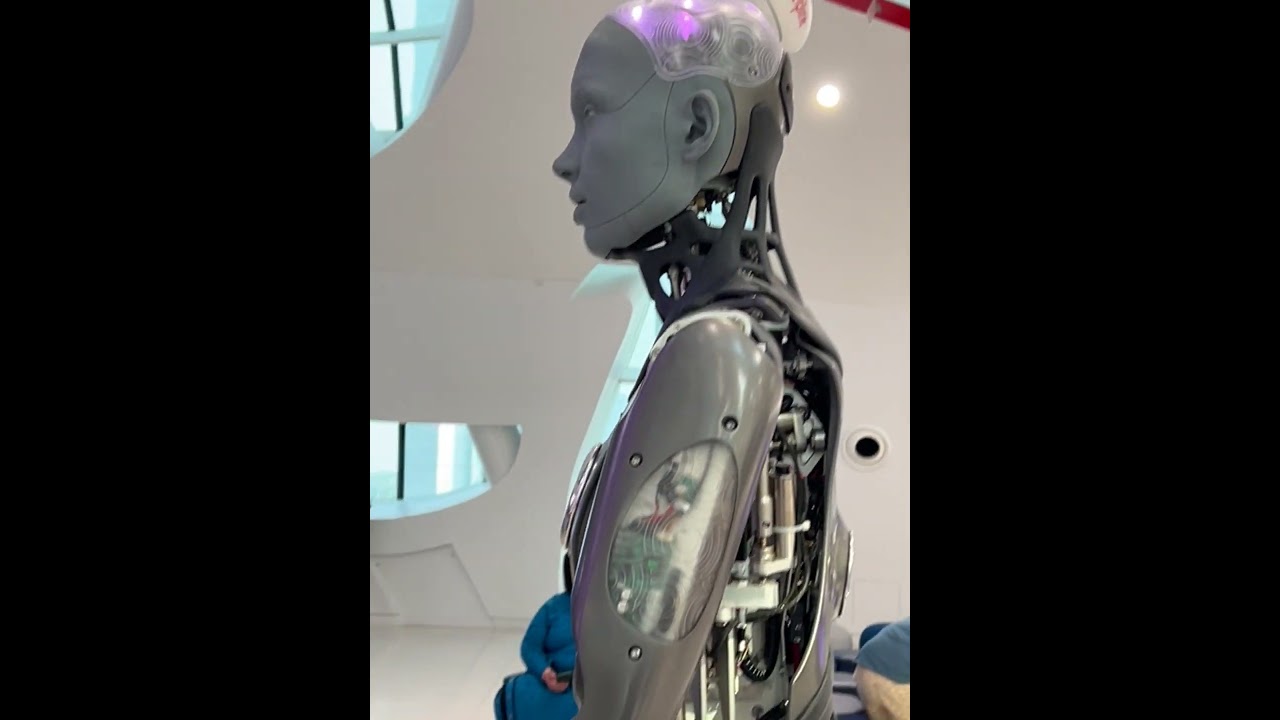 Saif talking with Robot at #dubaifuturemuseum i