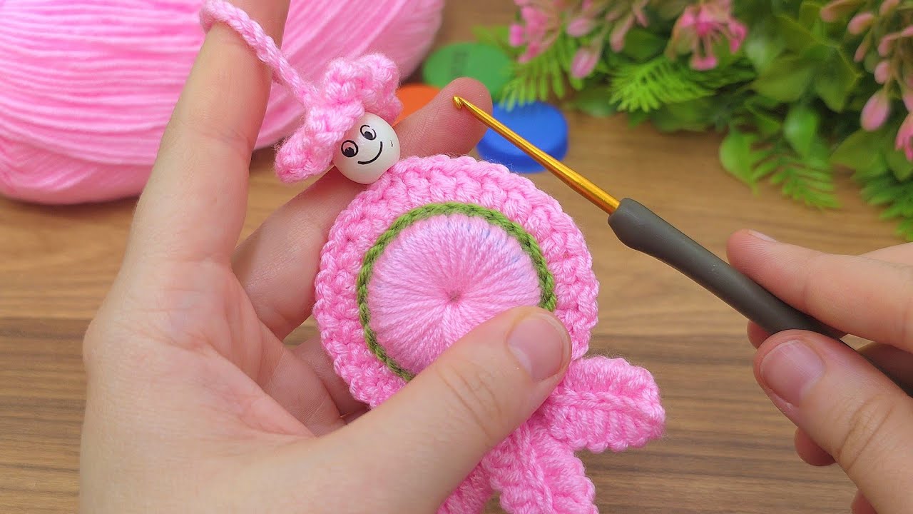 I made a cute crochet keychain with a plastic water bottle cap, let's watch #crochet #knitting