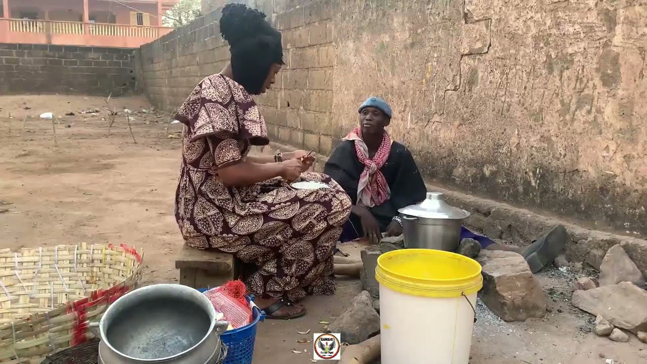 Le Fou Woroli avec son fils Khassa qui lui enferme dans un puis