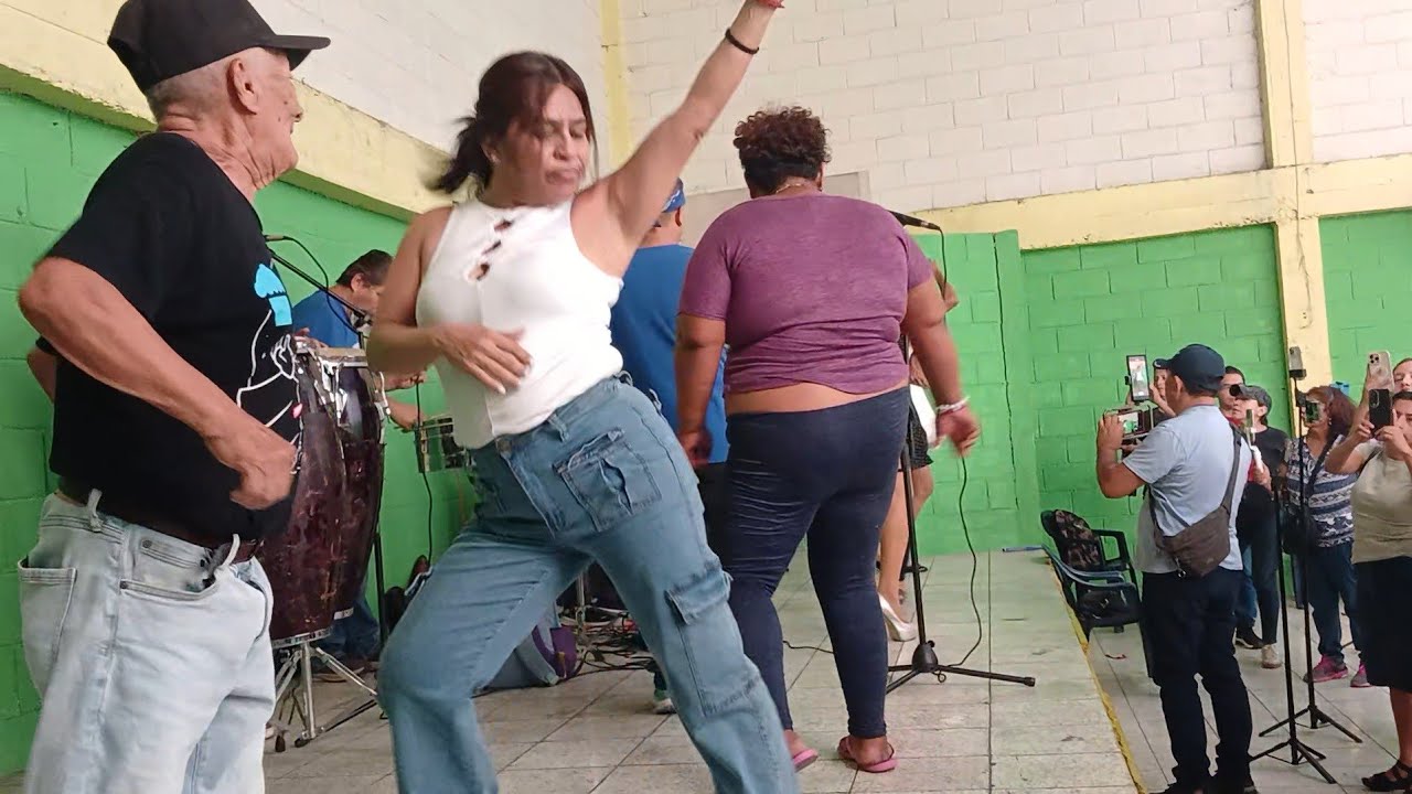 😱CUARTO DE POLLO SE ENMIELO Y SE EMOCIONO CON LOS MOVIMIENTOS DE VIKI LA AVISPITA💃🕺👍