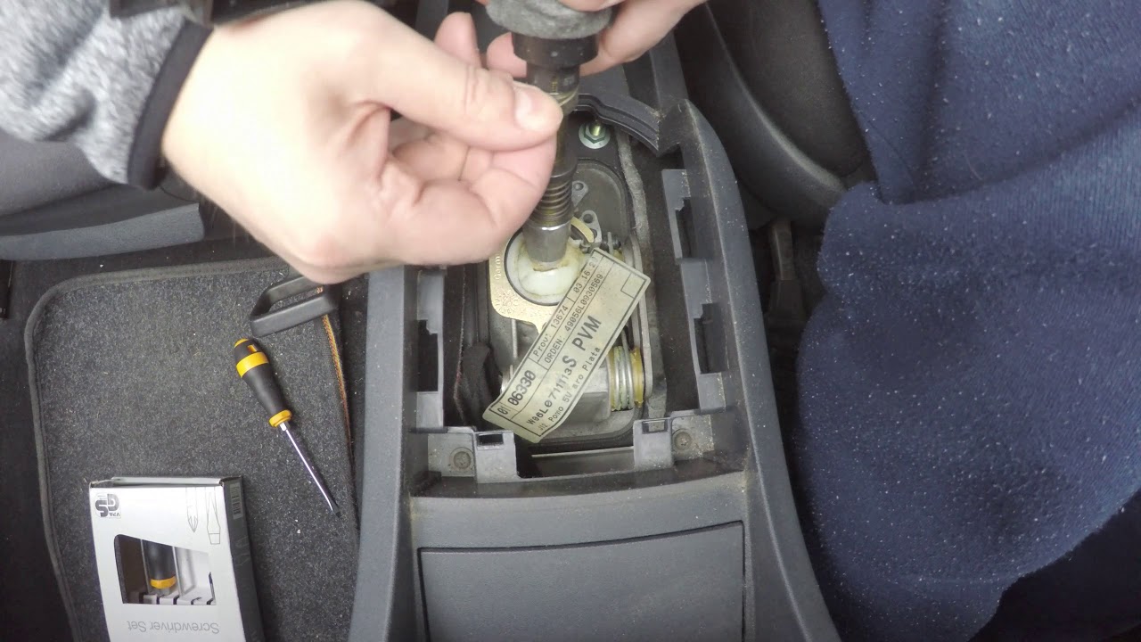 How to remove center dashboard, gear knob and gear gaiter from Seat Ibiza-   Cordoba 2002 to 2009