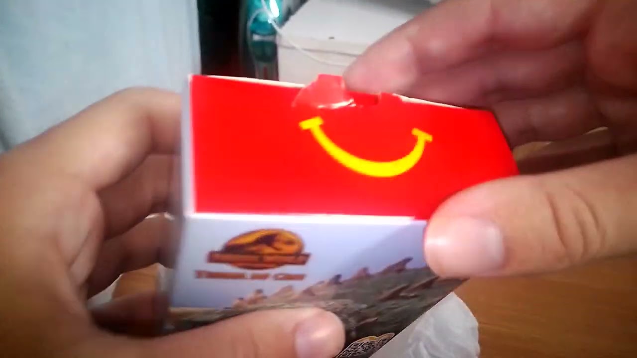 Coleção do McDonald's Jurassic world teoria do caos fevereiro e março de 2025