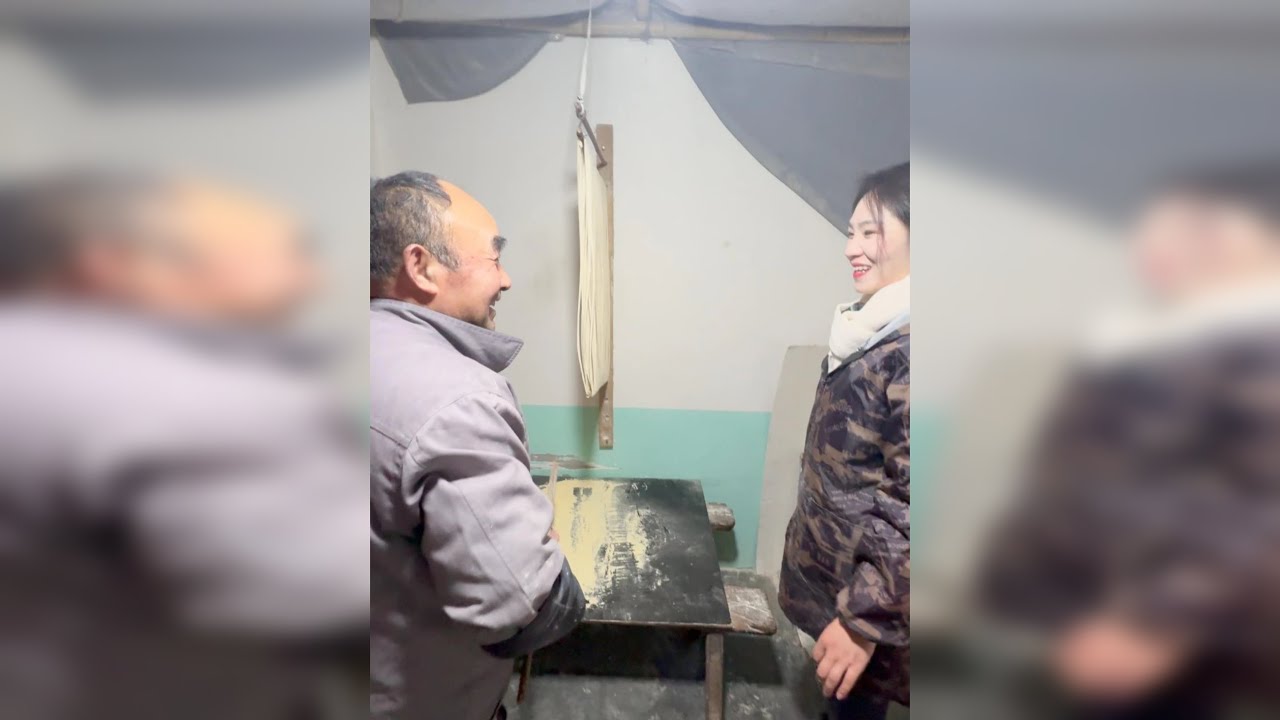 非遗传承，手工挂面的每一道工序都是对传统的坚守。匠人用双手赋予面团生命，让银丝般的面条在阳光下舒展，这不仅是食物，更是文化的记忆。