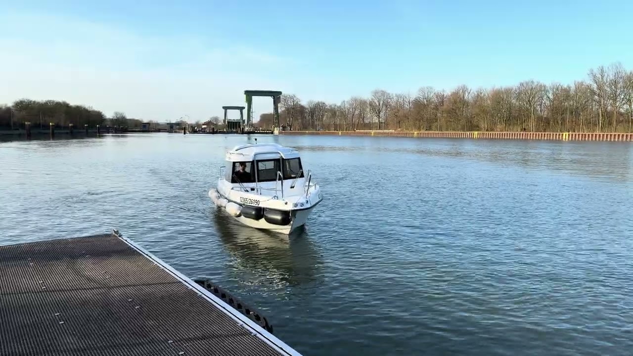 Anlegen Nr 2 f&uuml;r den Sportbootf&uuml;hrerschein See Binnen vom Steg aus auf unserem Schulungsschiff