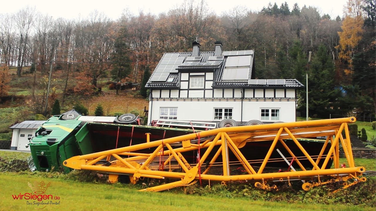 Aufgeladene Kranelemente ziehen Sattelzug in Böschung (Kirchhundem/NRW)