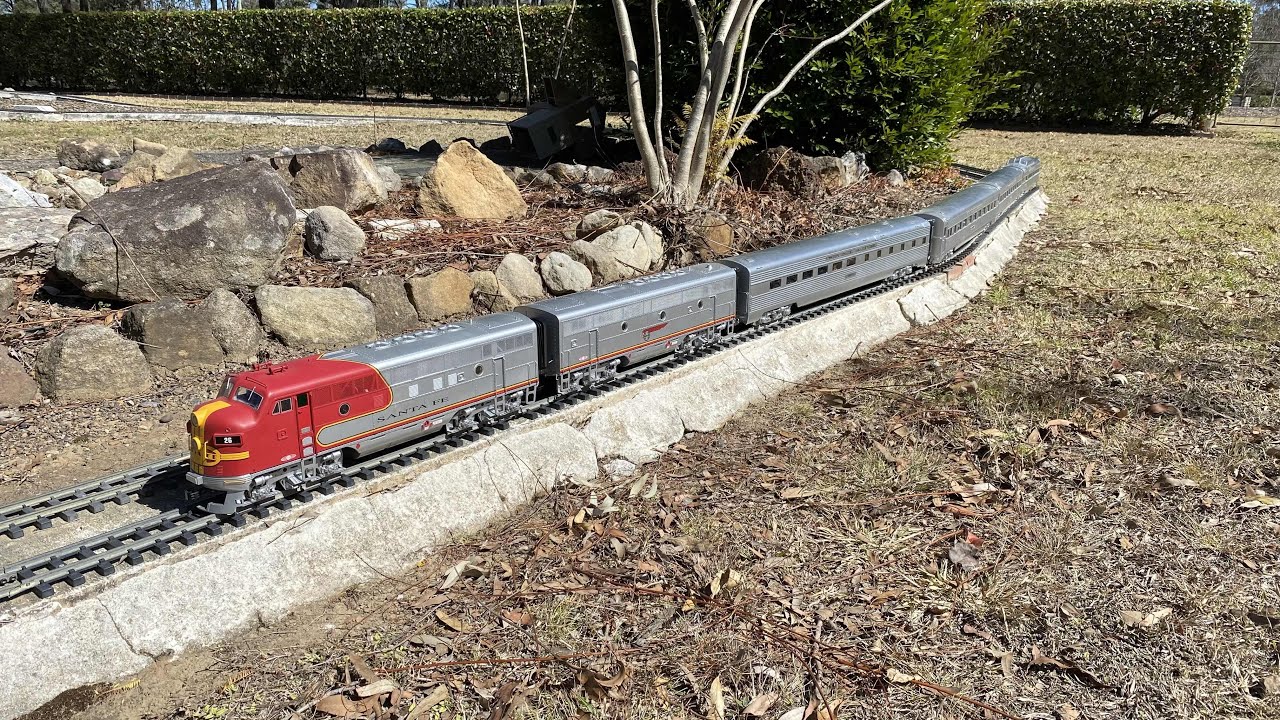 Running G Scale Train On Updated Garden Railway - Santa Fe Passenger Train