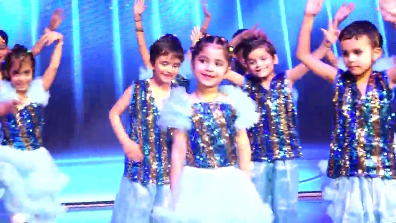 Om Shanti Om & Mannu bhai motor chali dance by UKG kids 