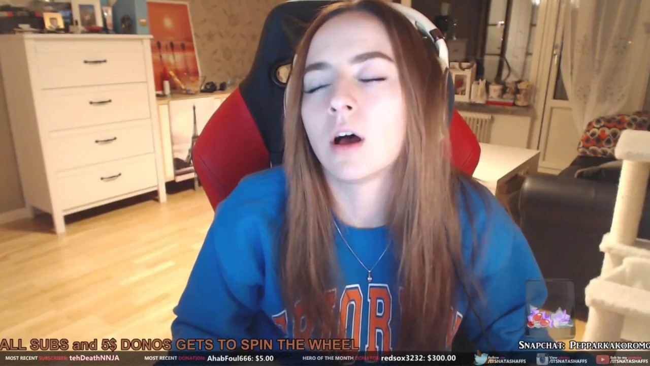 Hot Twitch Girl Moments and all FAIL МОМЕНТЫ ТВИЧА ГОРЯЧИЕ СТРИМЕРШИ #1