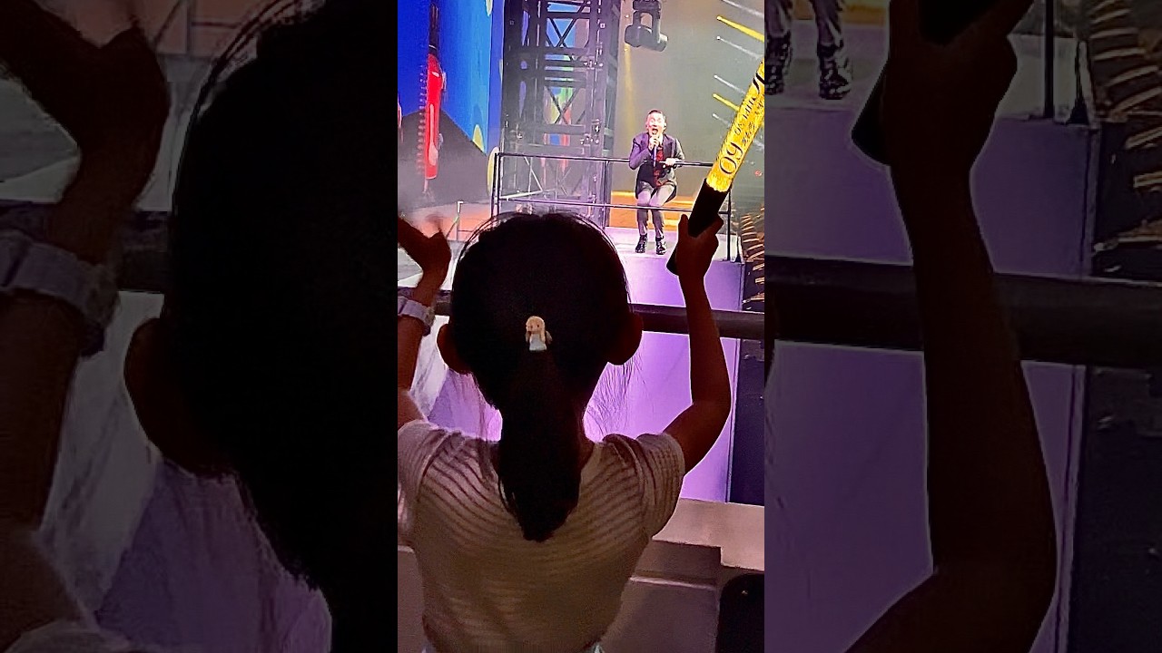 Jacky Cheung interacts with my daughter. 張學友跟我女兒互動。