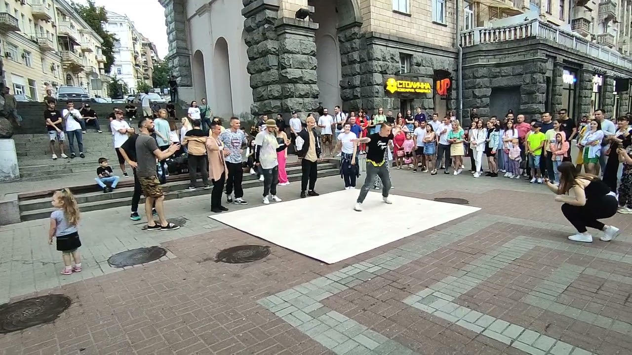 Київ. Танці на бруківці. Tous Les Mêmes №7 (з Архіву 20.08.2022)