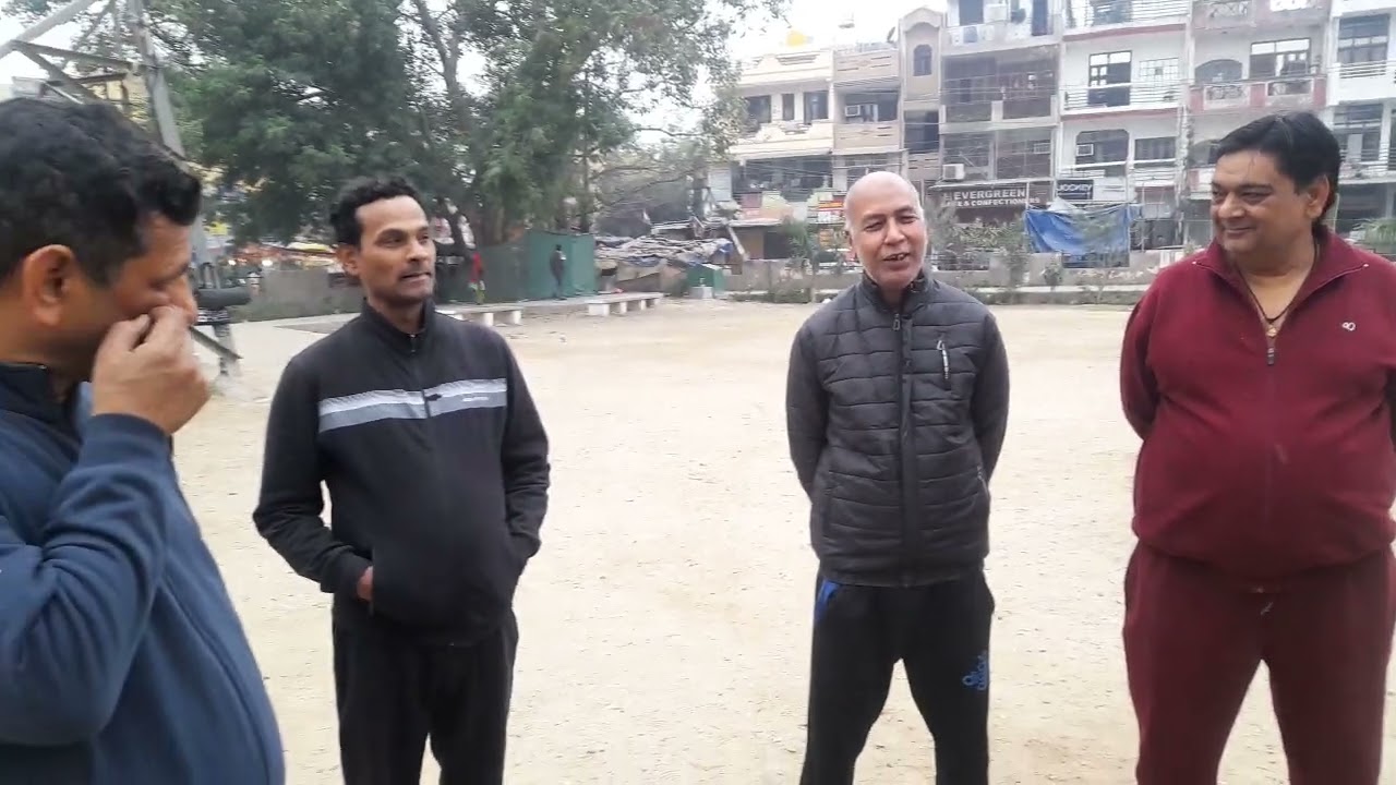 प्रातः शाखा पर चुटकलों के साथ ठहके 