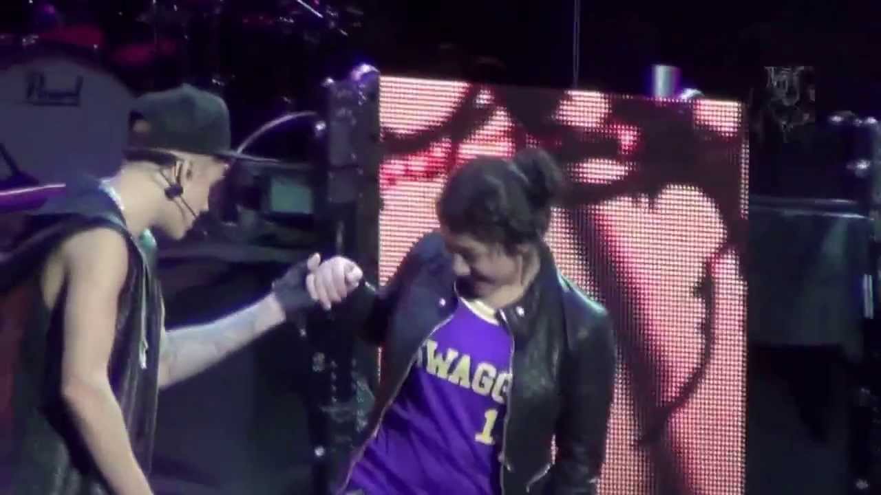 One less Lonely Girl- Justin Bieber Believe Tour Mexico 2013 19 -Noviembre HD