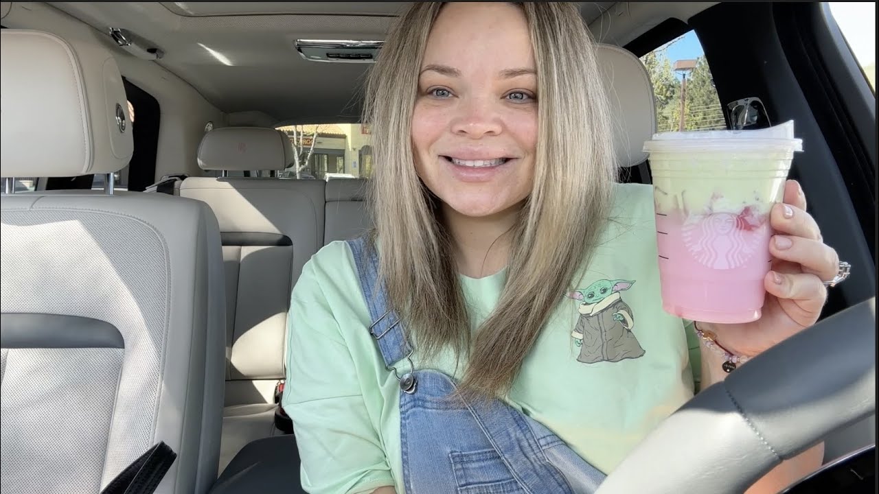 Trying Starbucks' Baby Yoda Drink!