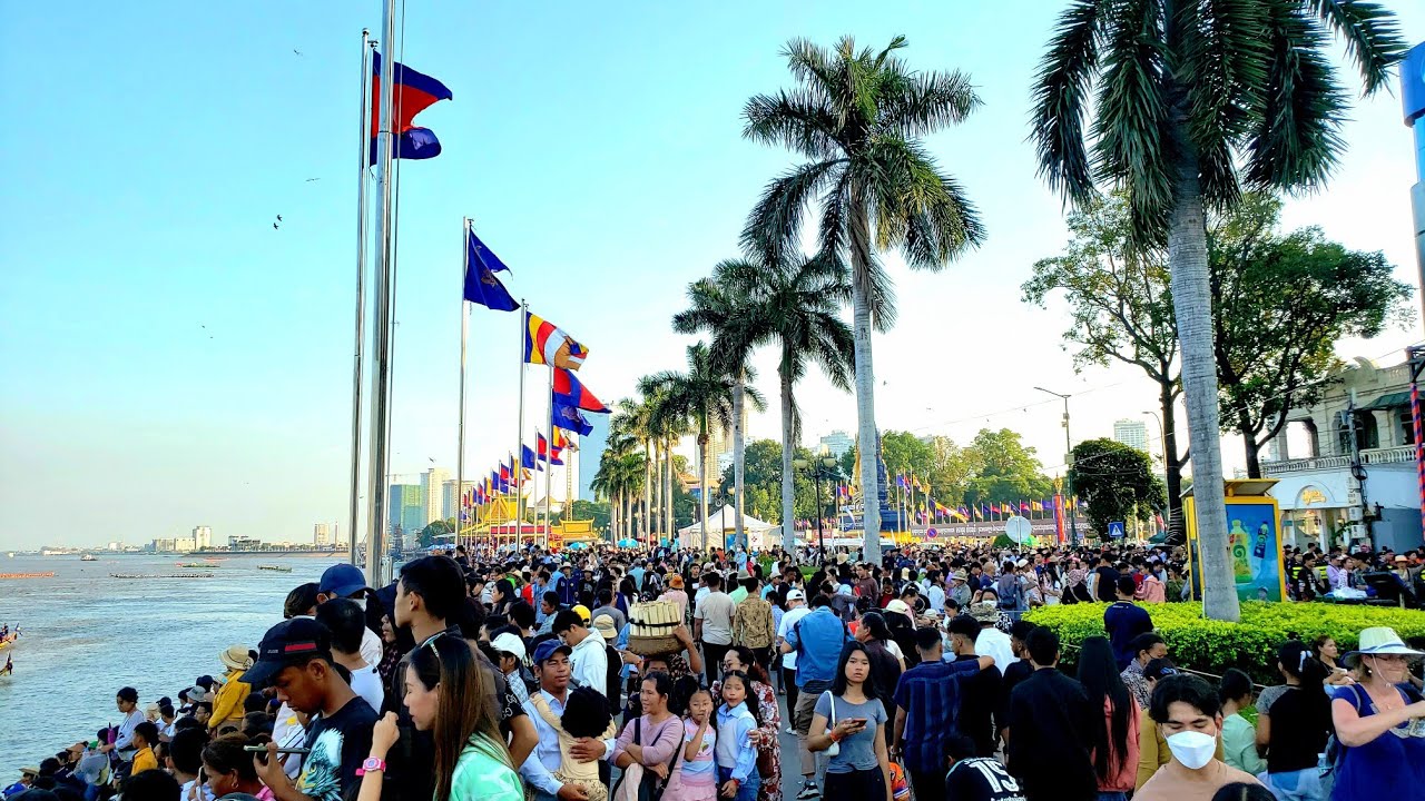 Cambodia Day 1: Royal Water Festival, Floating Lanterns and Moon Festival (Water Festival)