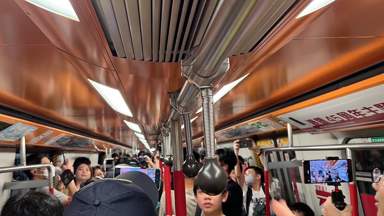 [下站有落]  KTL M-Train A161/A162 彩虹起載至何文田+駛經何文田站一台回廠 (港鐵45週年主題列車+異綫車）
