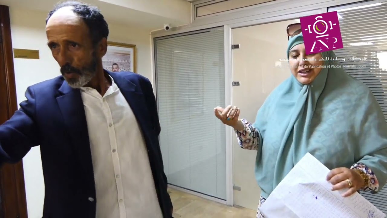 صرخة المواطنين امام مكتب رئيسة مقاطعة سيدي بليوط والقوات المساعدة تحاصر المكتب من انزلاق المحتجين