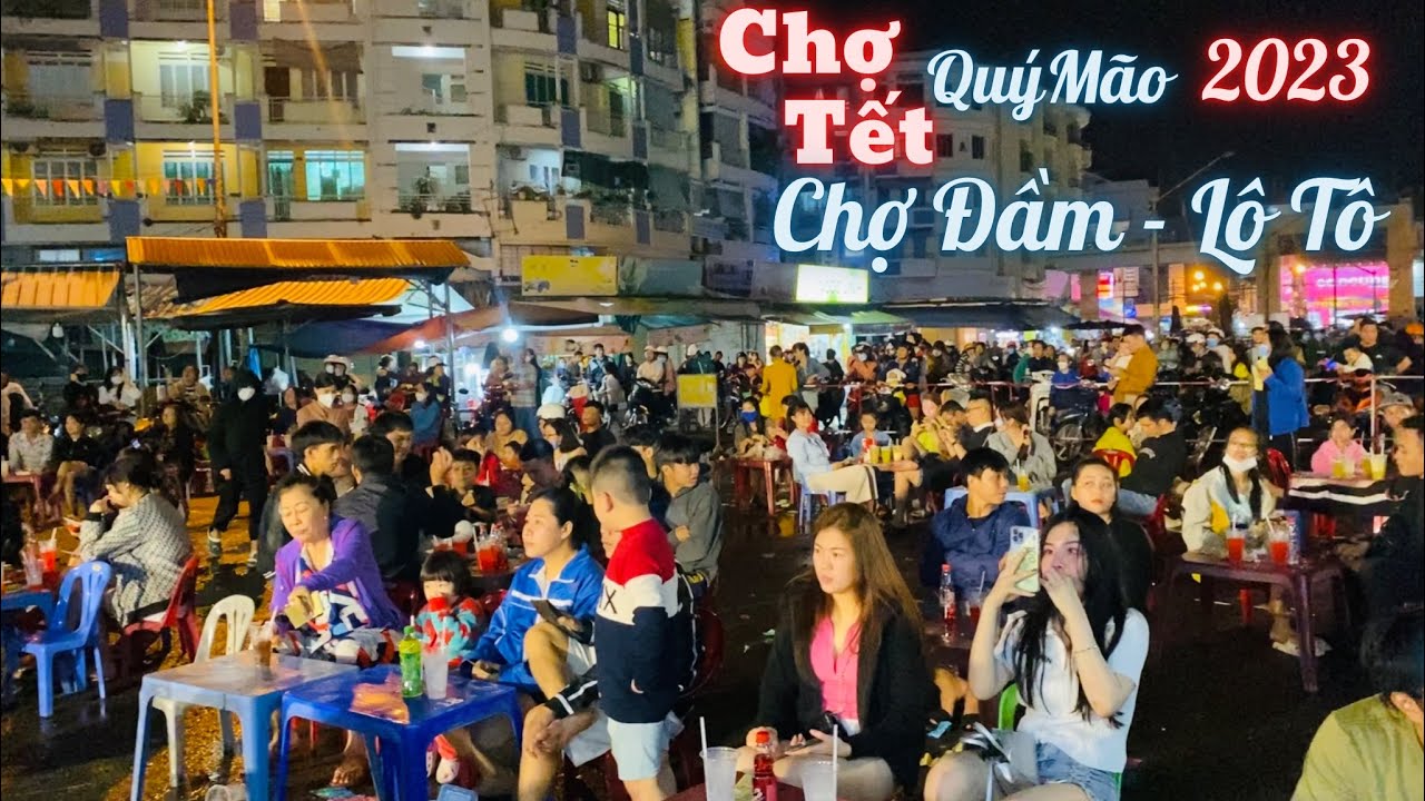 Trời Tạnh Mưa Là Chợ Đầm Đông Đúc Náo Nhiệt Với Lô Tô và Các Gian Hàng Trò Chơi Chợ Tết Xuân Quý Mão