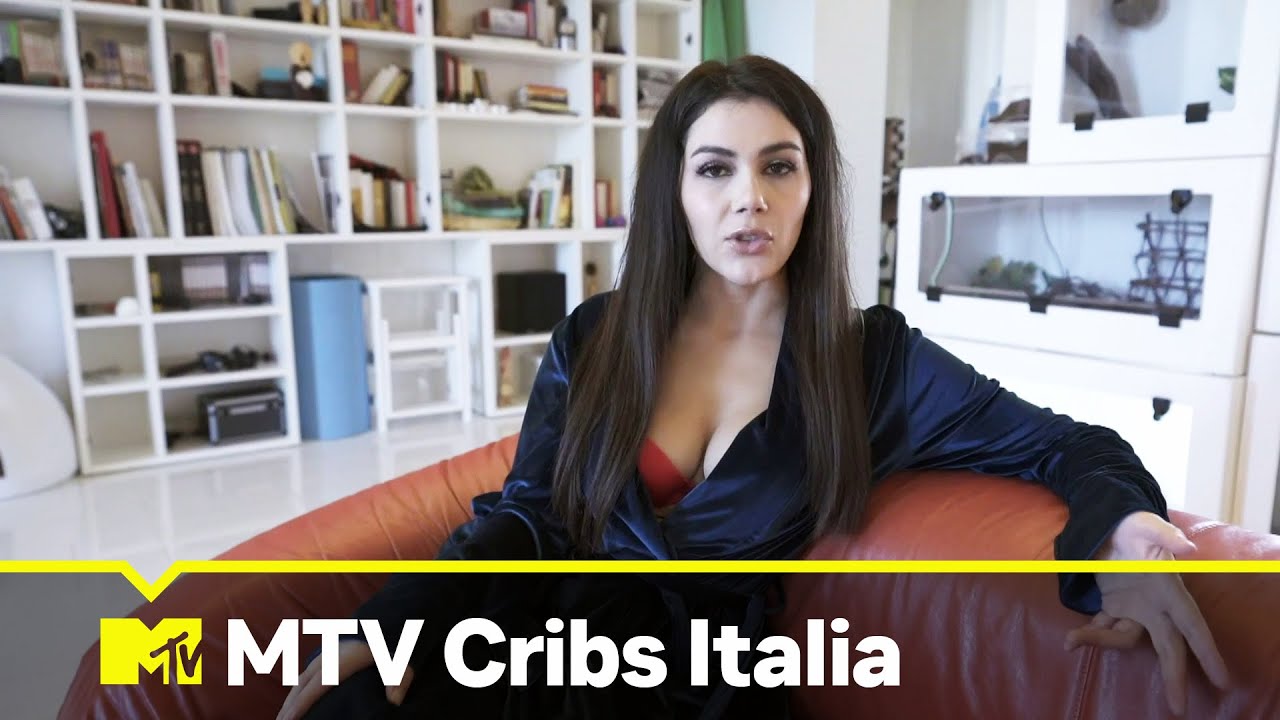 Valentina Nappi: nel suo salotto con tra divani vintage e gadget di design | MTV Cribs Italia 2