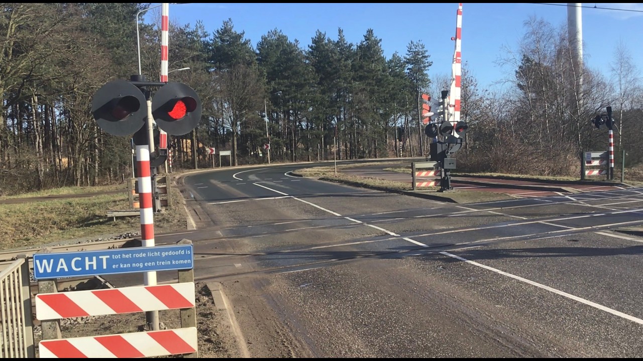 Rare seldom! Railroadcrossing action 🔴🔔🔴 Newtonweg Blerick 🇳🇱 Feb 7-2026 0 vehicles, Autos,Trucks😱😮😎