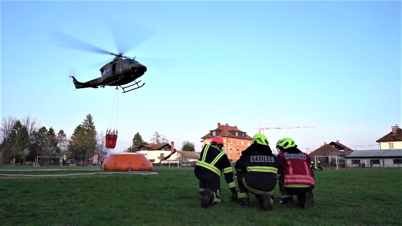 POŽAR NA ŠENTVIŠKEM HRIBU - Zajemanje vode helikopterja SV in gašenje