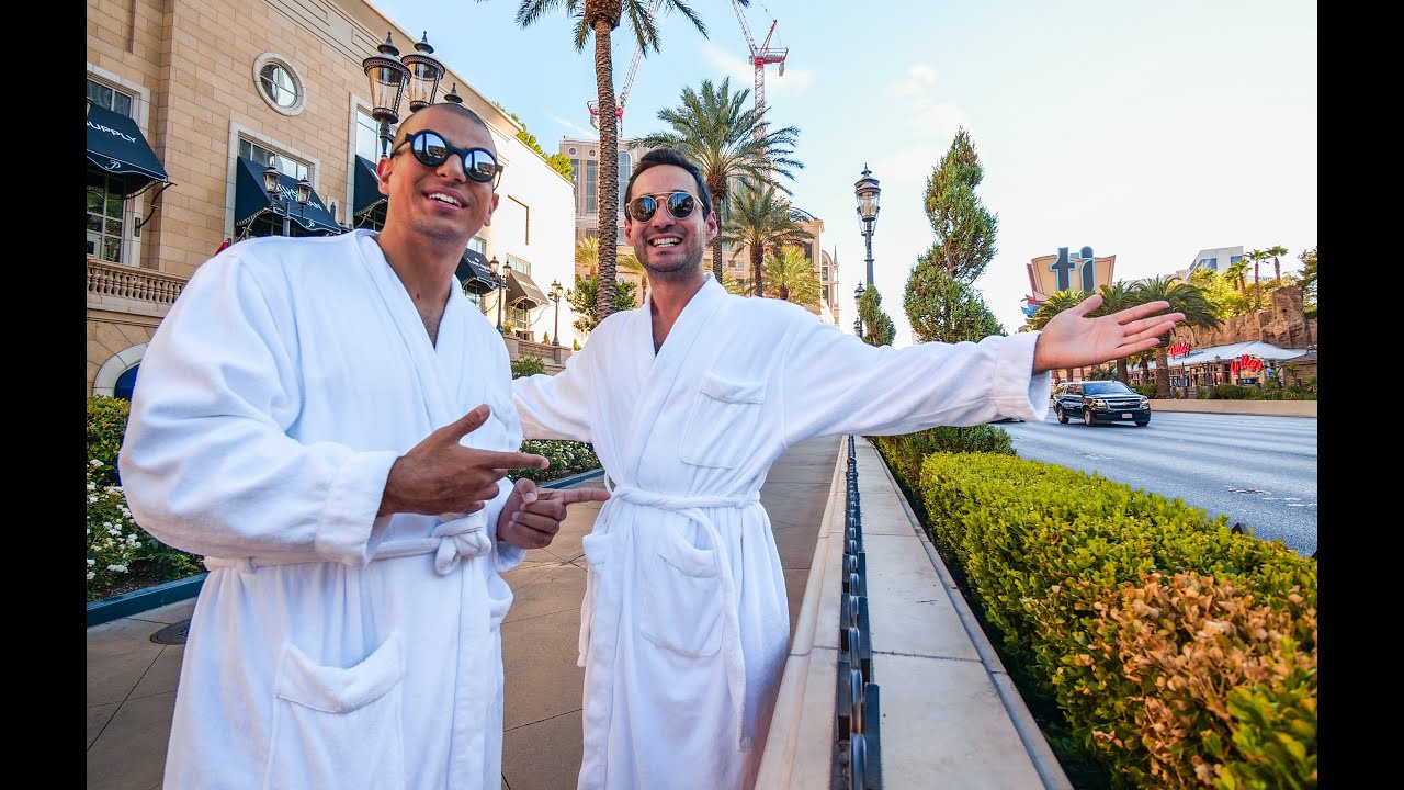 VLOG 179 - !! خرجت للشارع بالپينوار او قبلت تحدي الفلوك بلغة أجنبية - A WHOLE DAY IN A BATHROBE