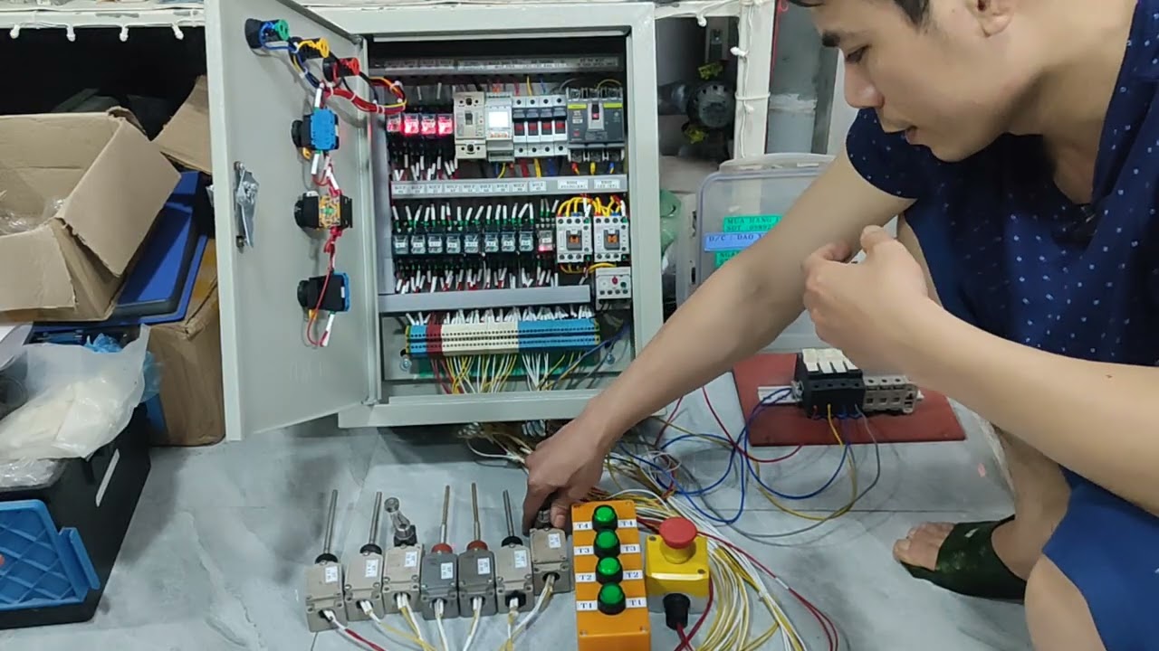 Giới thiệu tủ thang nâng hàng 4 tầng có hiện thị đèn báo khi dừng tầng. Có chống mất pha