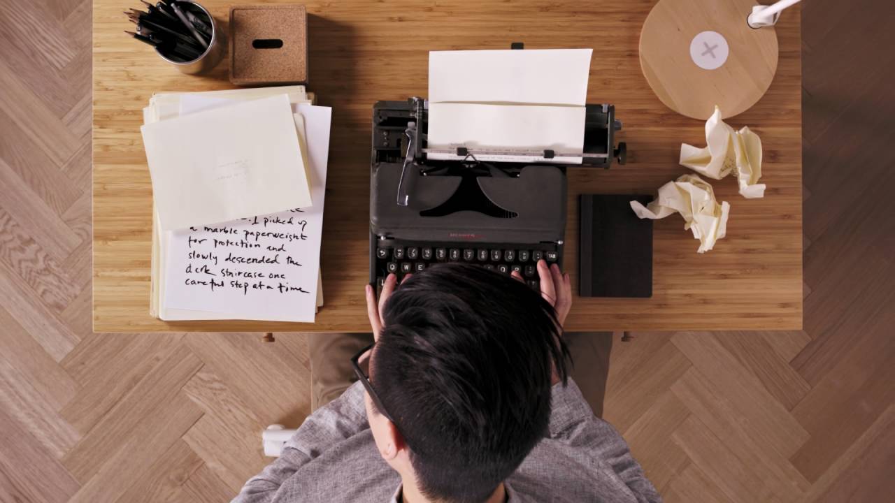The LILLÅSEN desk, for the storyteller.