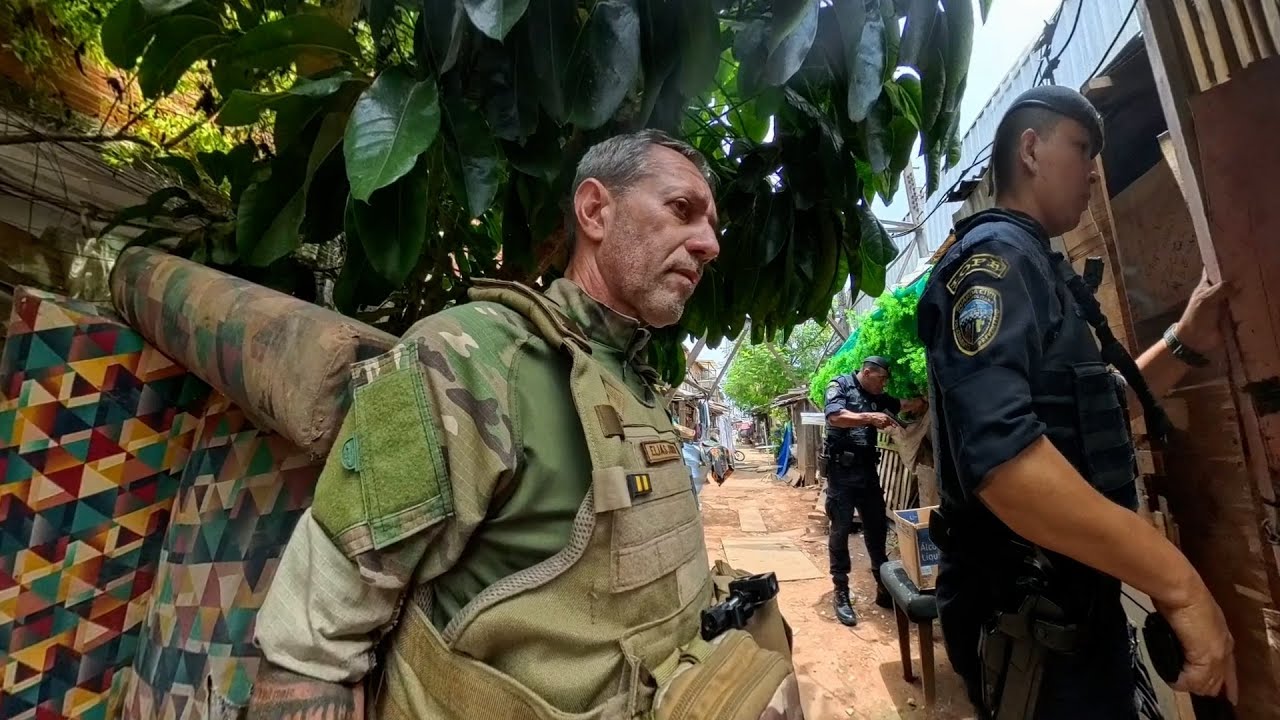 Pinote... Olheiro avisa a chegada da ROMU e traficante se esconde dentro do  barraco. Elias Junior