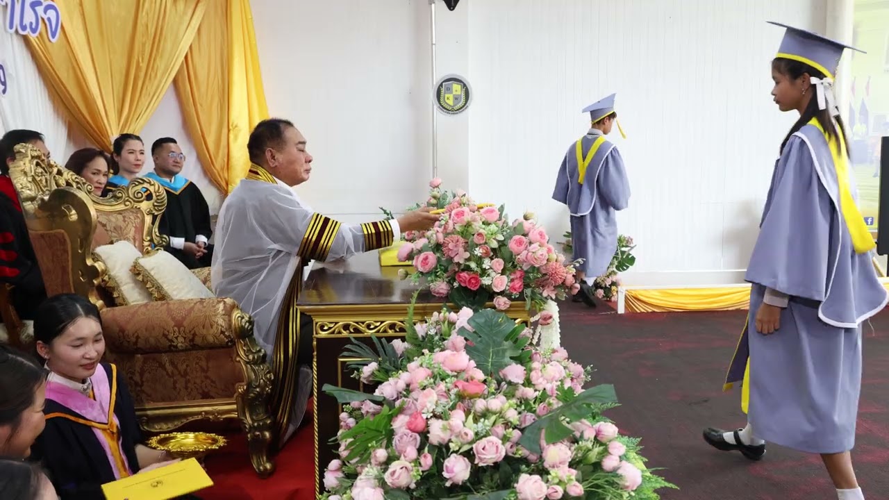 นักเรียนระดับชั้นประถมศึกษาปีที่ 6 ขึ้นรับประกาศนียบัตร