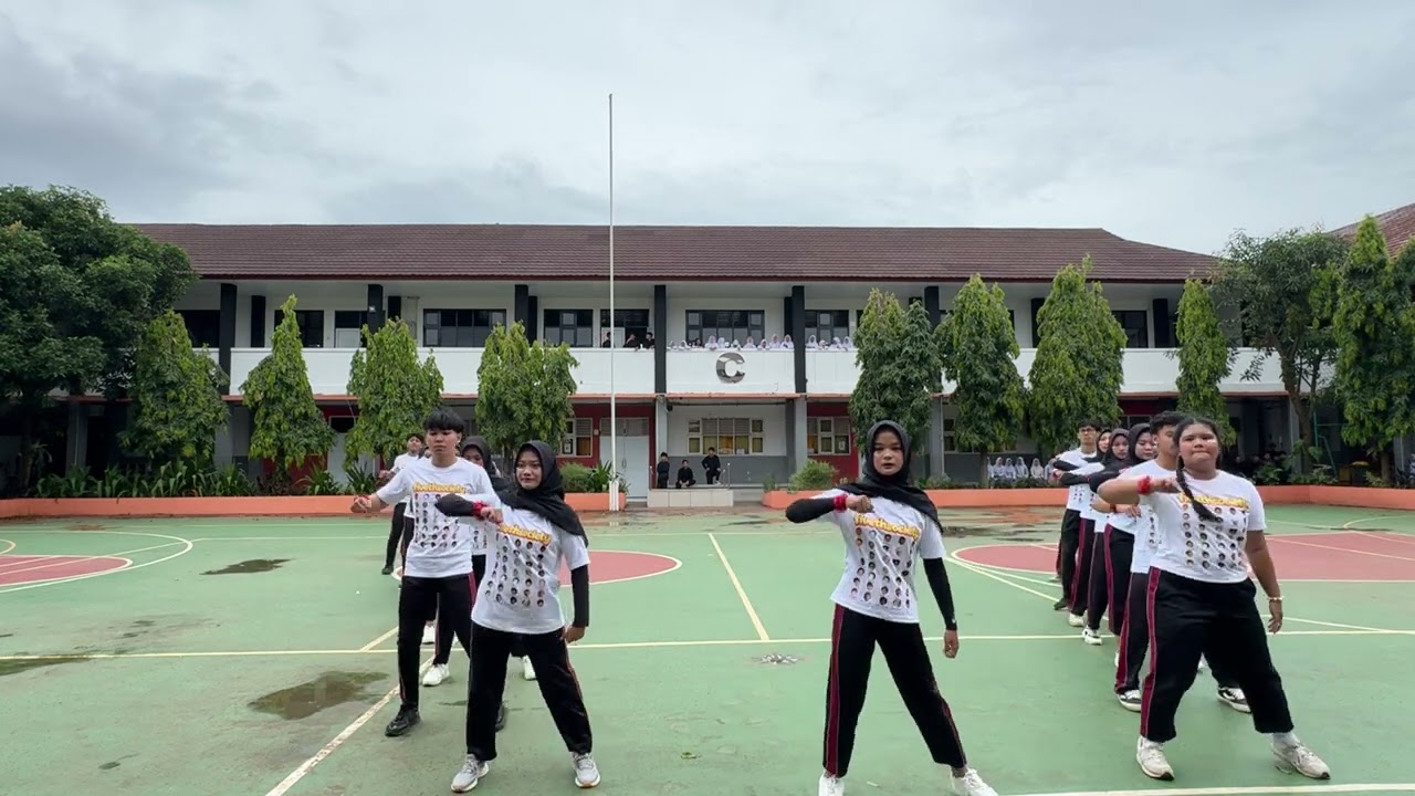 Ujian praktik senam XII.12 kelompok 1