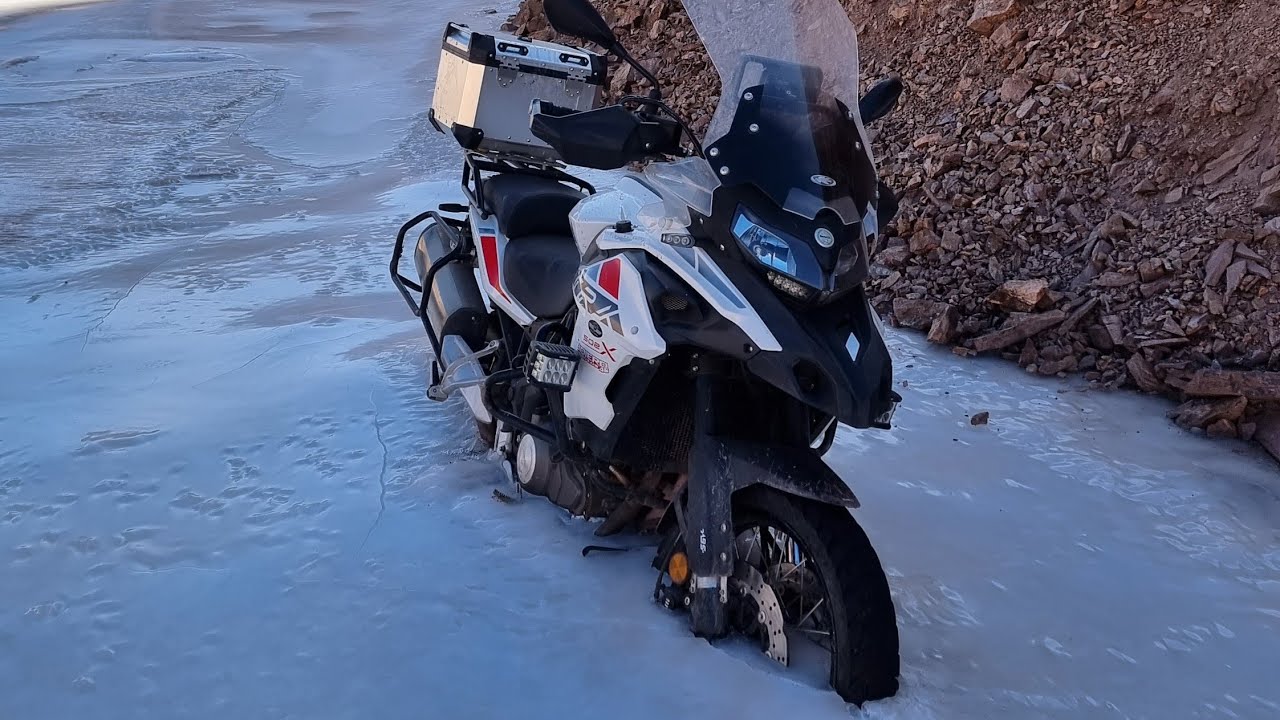 Moto incrustada en el hielo, en medio de la Cordillera...