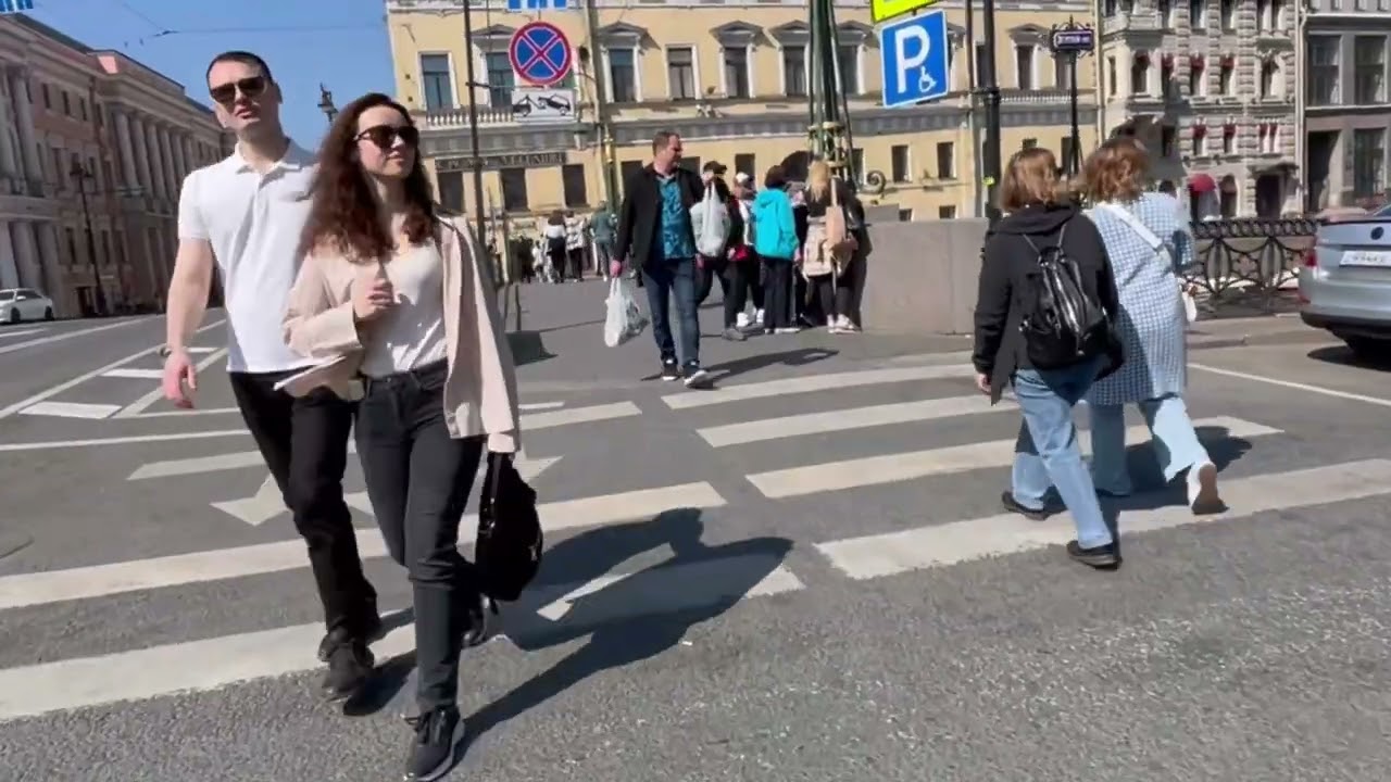 Passeggiando sulla prospettiva Nevskij a San Pietroburgo