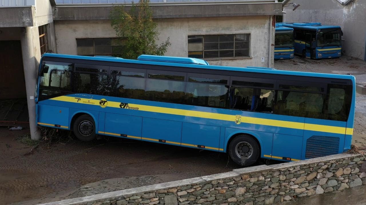 Maltempo in Piemonte, la furia del Tanaro a Ormea: i pullman spostati dalla piena