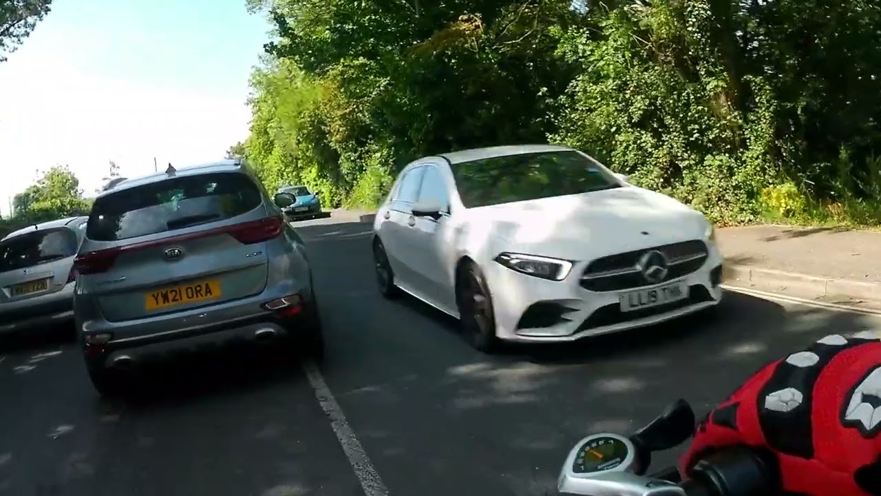 How i ride my Hidoes B6 ebike in traffic..