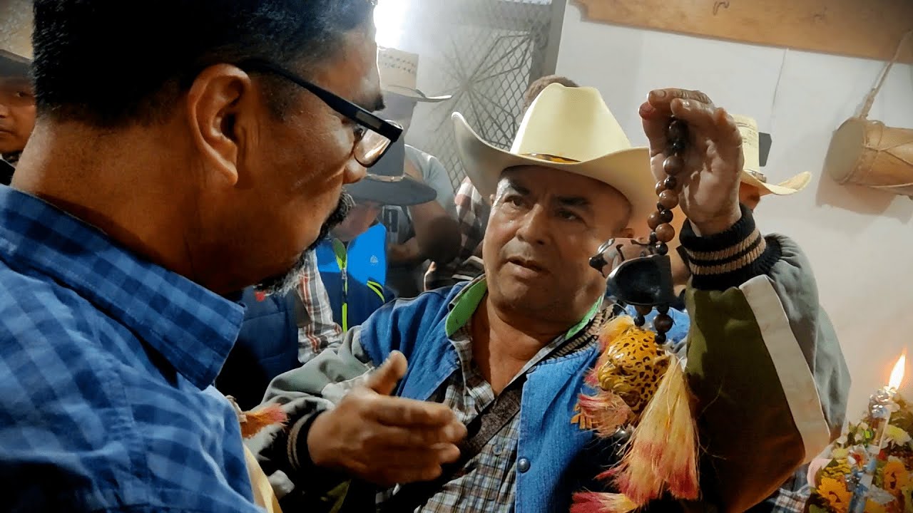 AsÍ se sacan los trajes y se reciben ofrendas 