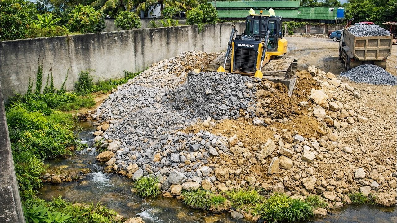 Bulldozer SHANTUI DH17 C3 Pushes Soil Fill Border Wall with 25.5Ton Dump truck Loading soils