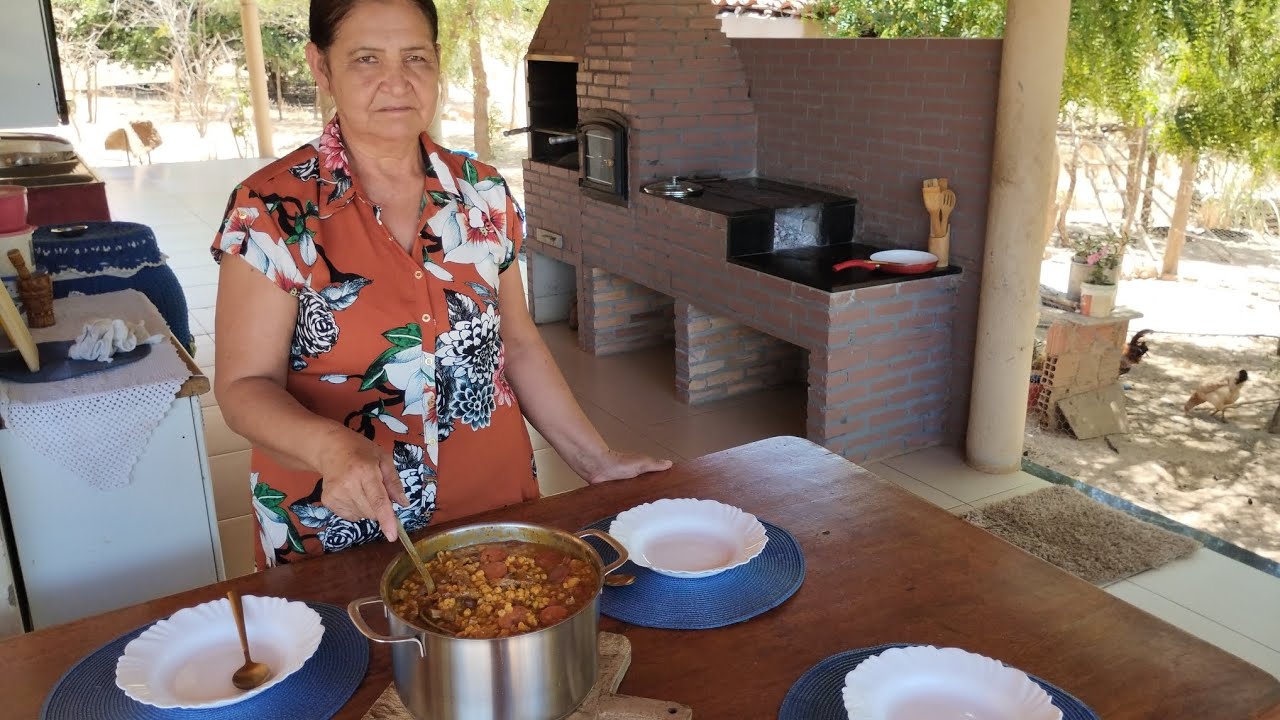 MUNGUNZÁ SALGADO COM CARNE DE PORCO CARNE DE GADO E CALABRESA NO FOGÃO A LENHA