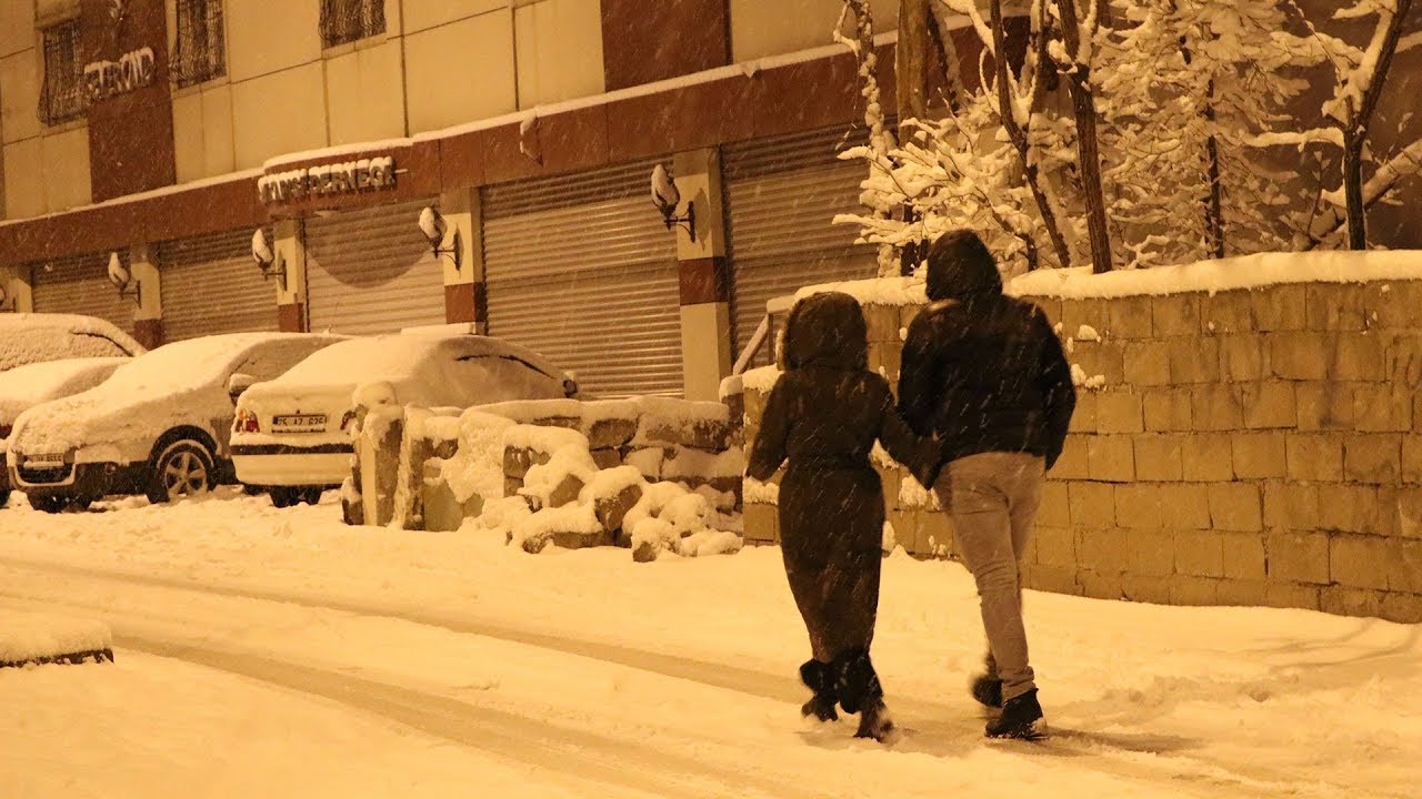 Van'da kar yağışı İranlı turistler için eğlence kaynağı oldu