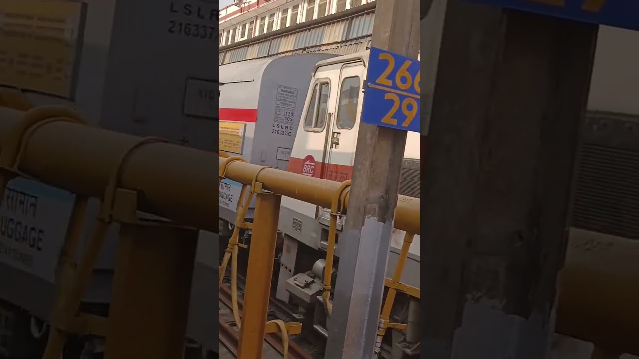 19484 Barauni - Ahmedabad Express Entering Surat Station #shortsfeed #shorts
