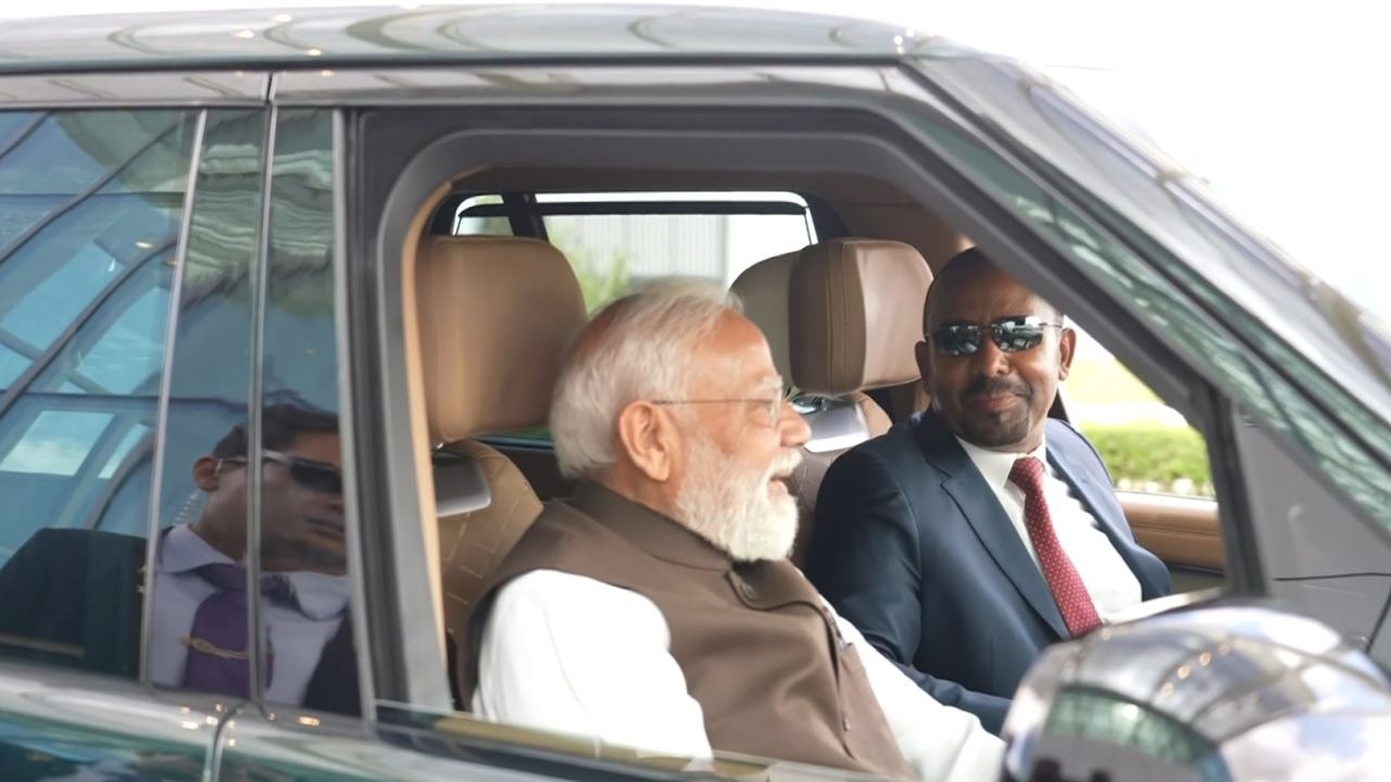 More than protocol - PM Abiy Ahmed Ali drives PM Modi to the airport!
