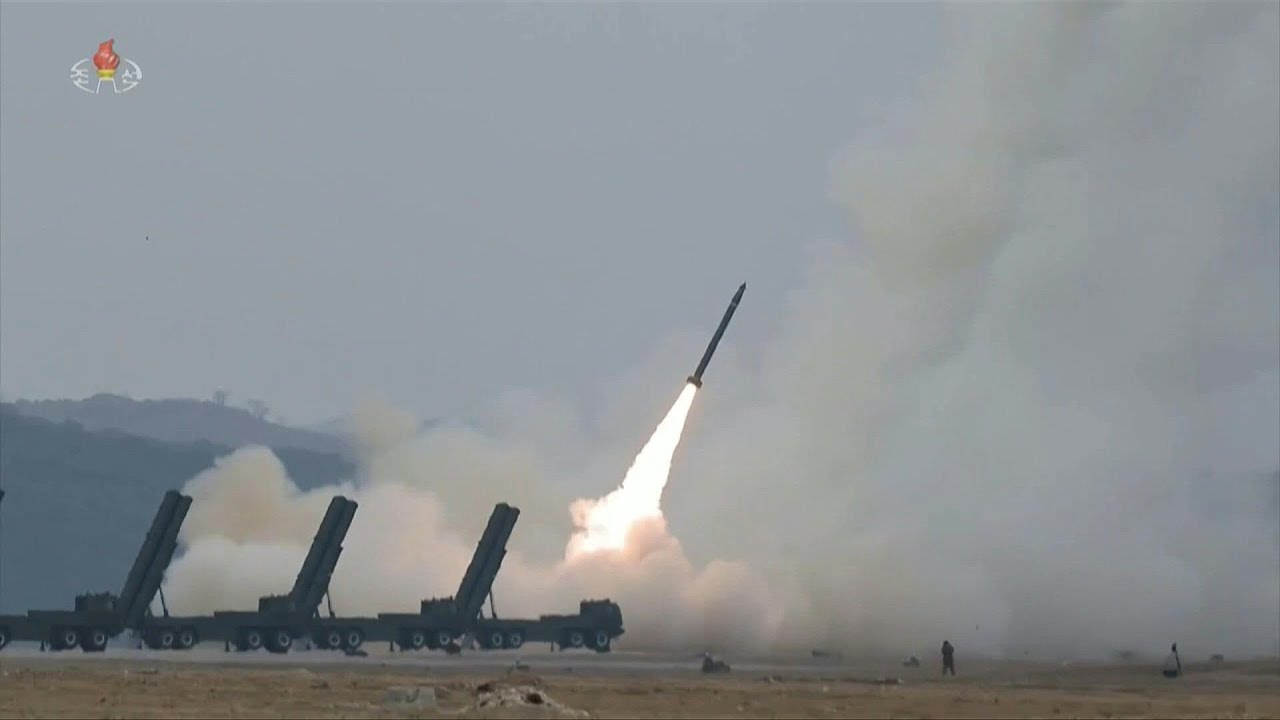 Coreia do Norte realizou exercício com lança-foguetes múltiplos de calibre 600 mm | AFP