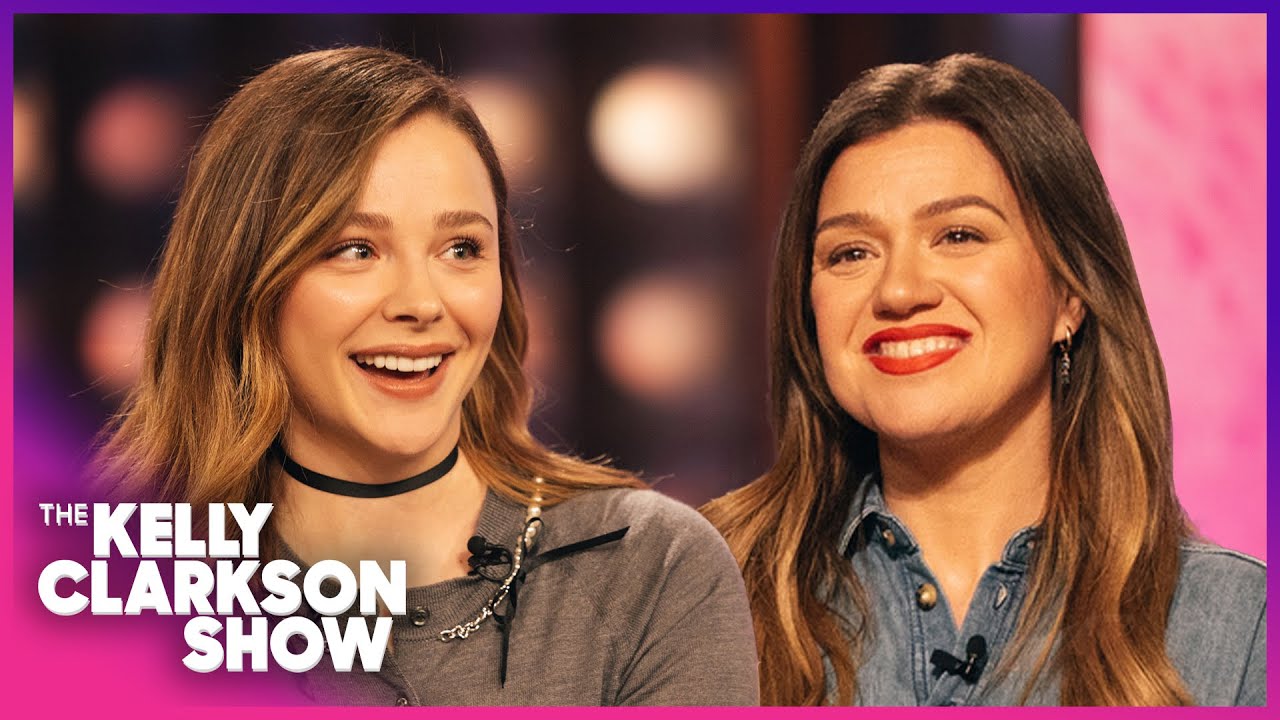 Chloë Grace Moretz & Kelly Clarkson Reveal Favorite Christmas Movies