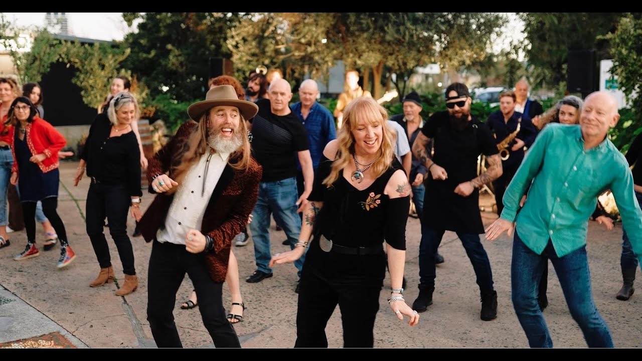 Shannon Smith - Dance The Night Away (OFFICIAL VIDEO)